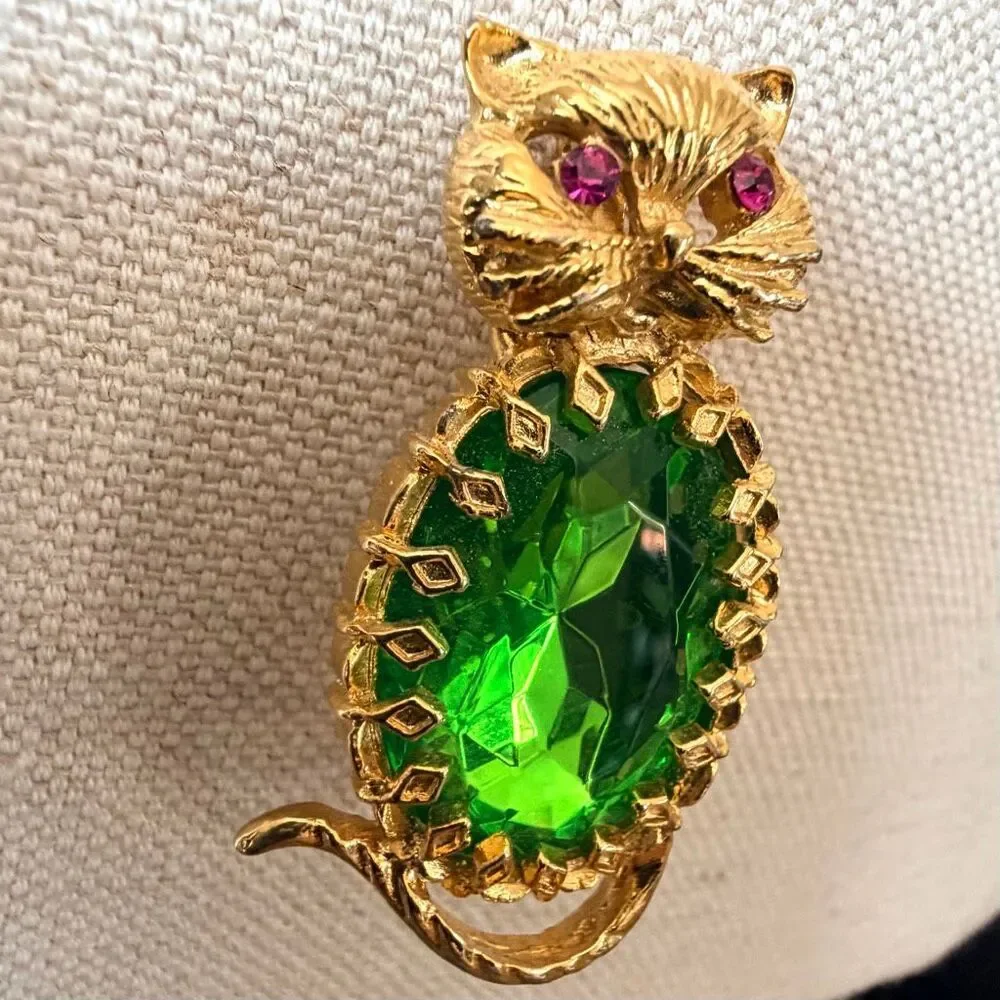 Vintage Gold Tone Cat Brooch Pin with Large Emerald Green Glass Body & Pink Rhin